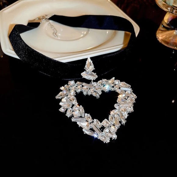 🌟 Sparkle Crystals Large Crystal Pendant Heart Necklace Black Velvet Choker - Picture 3 of 5